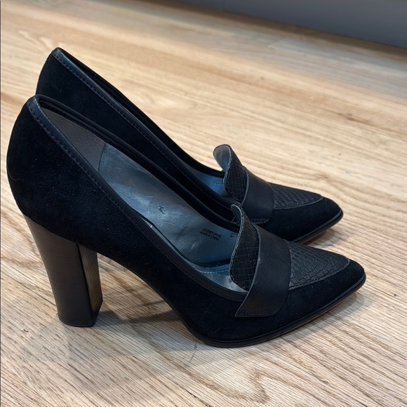 Tahari Heels Black Pointed Toe - Picture 2 of 6